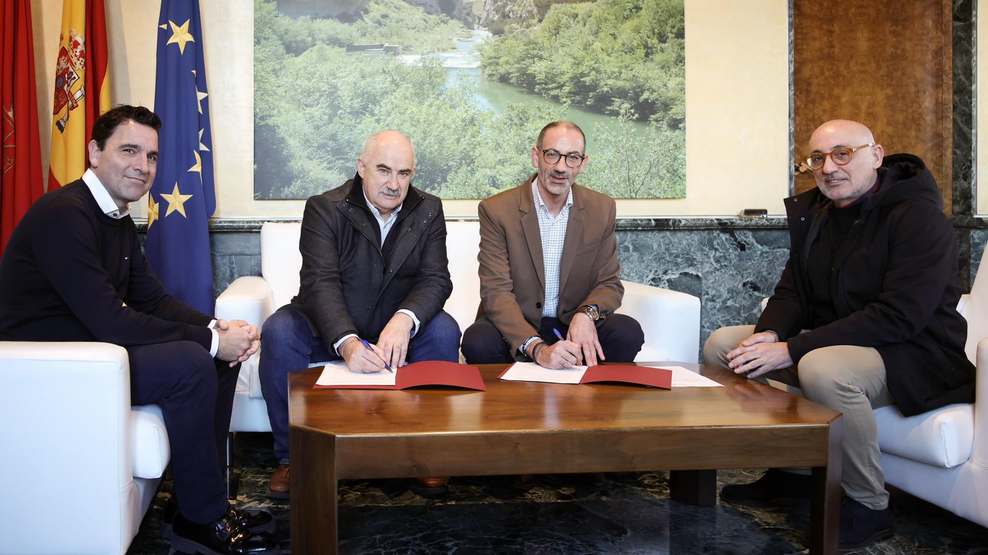 De izda. a dcha.: El director gerente de Nasuvinsa, Alberto Bayona; el vicepresidente José Mª Aierdi; el alcalde de Corella, Gorka García Izal, y el concejal de urbanismo Félix Bienzobas