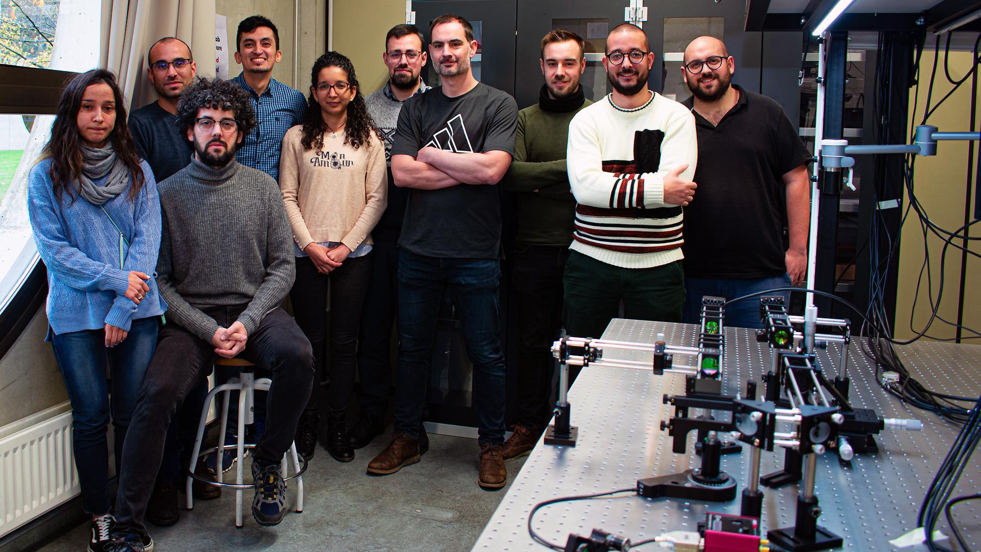 De izda. a dcha.: Angie Torres, José Manuel Pérez, David Navajas (sentado), Mohsen Mohammadi, Osmery Hernández, Juan Enrique Vázquez, Iñigo Liberal, Antonio Ganfornina, Douglas Oña y Ángel Ortega posan en el nuevo laboratorio