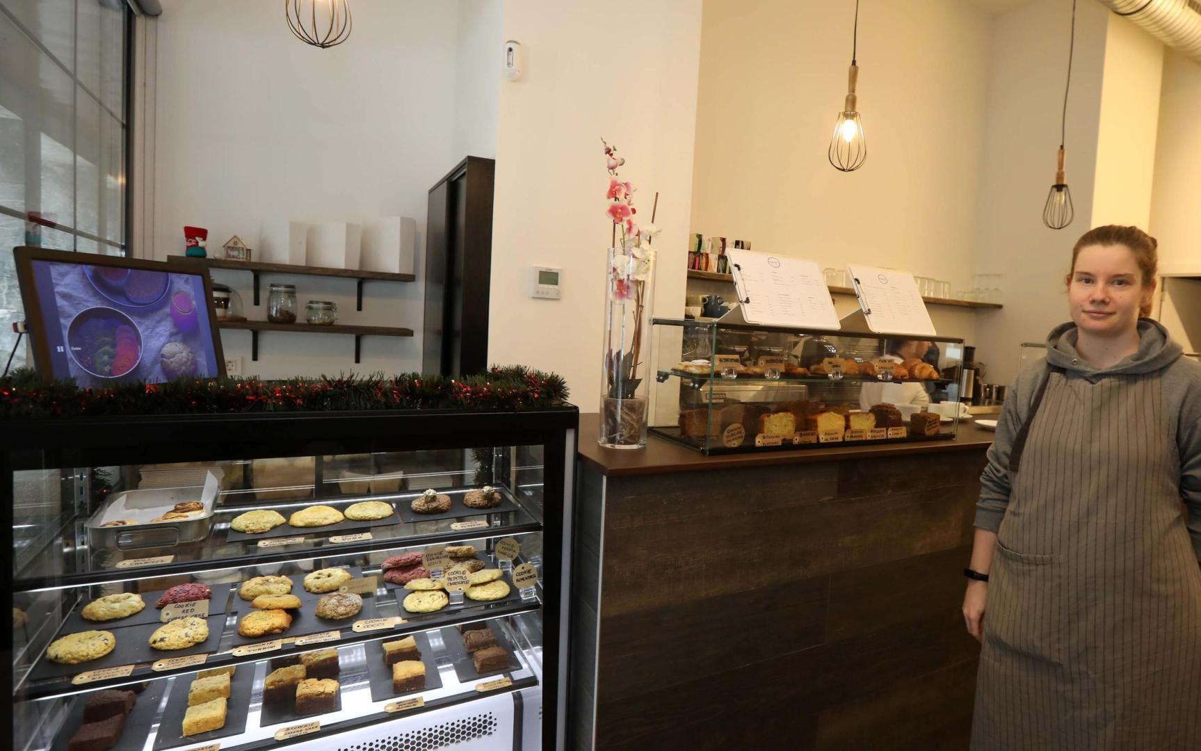Ana Zabalza, junto a los brownies, cookies y bizcochos de Coketto's, en la avenida Sancho el Fuerte