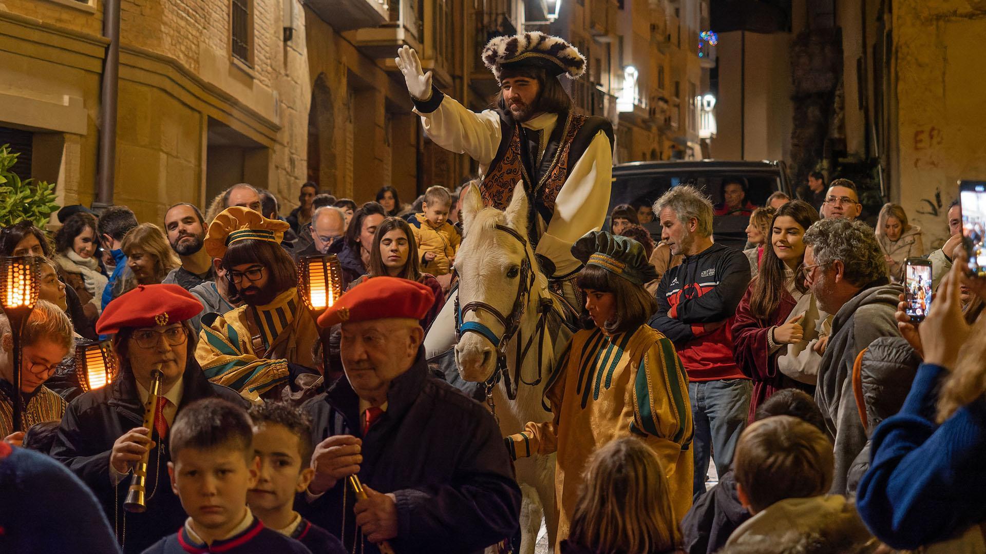 Numerosas familias arroparon al pregonero que, a caballo, recorrió las calles de Estella