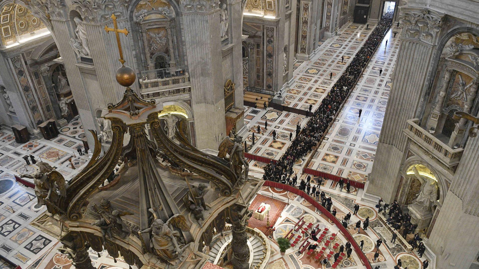 Centenares de personas despiden al Papa Emérito Benedicto XVI en la capilla ardiente de la basílica de San Pedro del Vaticano