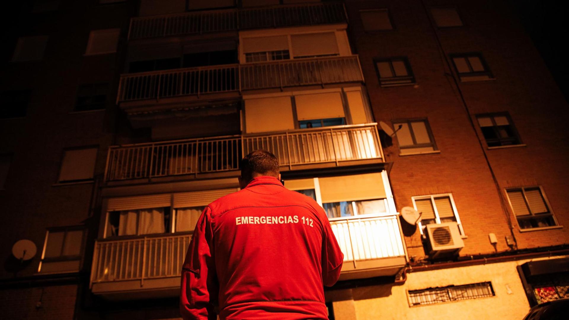 Un trabajador del 112 frente a la vivienda donde una mujer ha envenenado mortalmente a su marido y posteriormente se ha quitado la vida