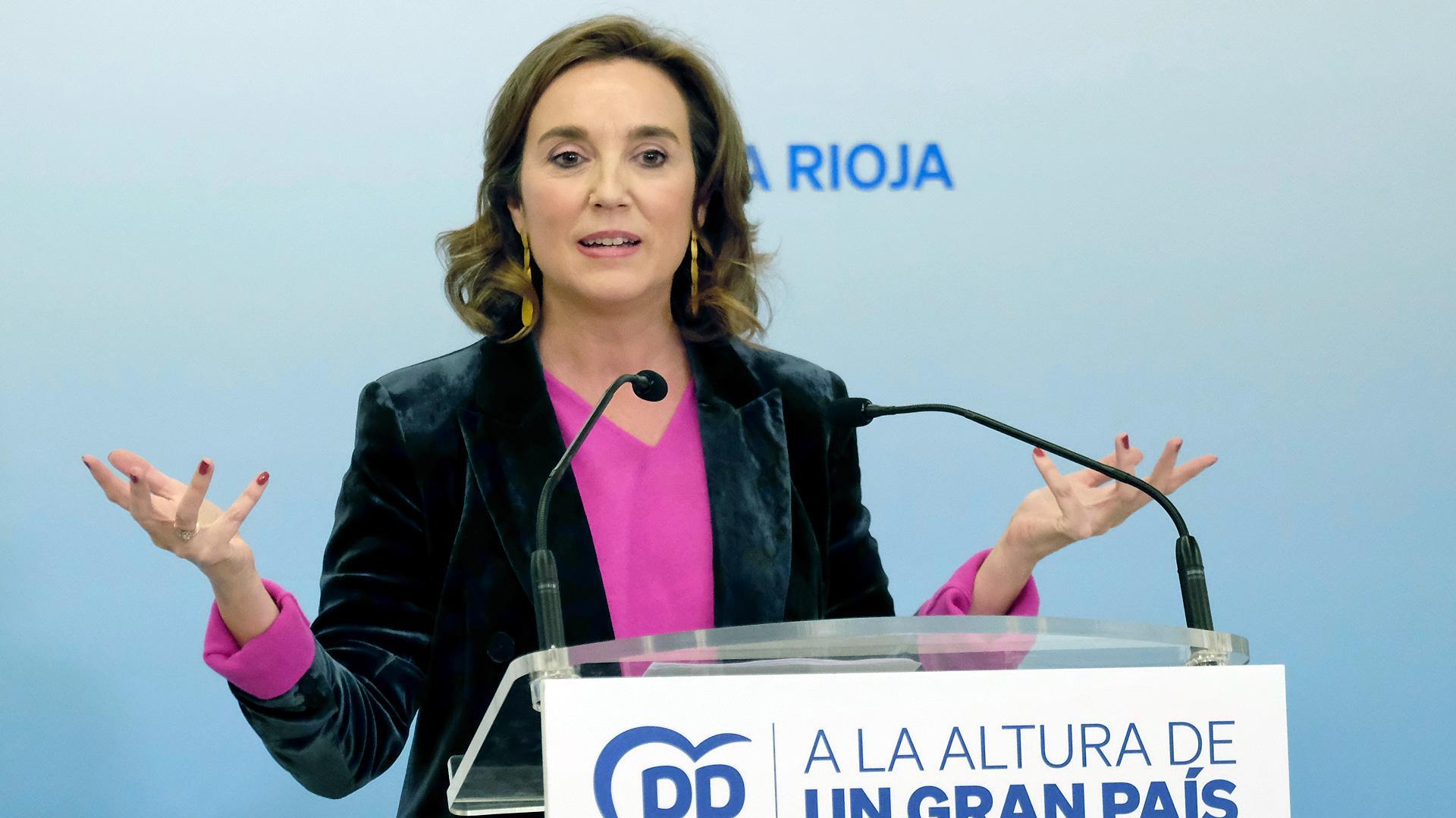La secretaria general del PP, Cuca Gamarra, participa en un acto público para apoyar al candidato del PP a la Alcaldía de Logroño, Conrado Escobar, este martes en el Ayuntamiento de Logroño