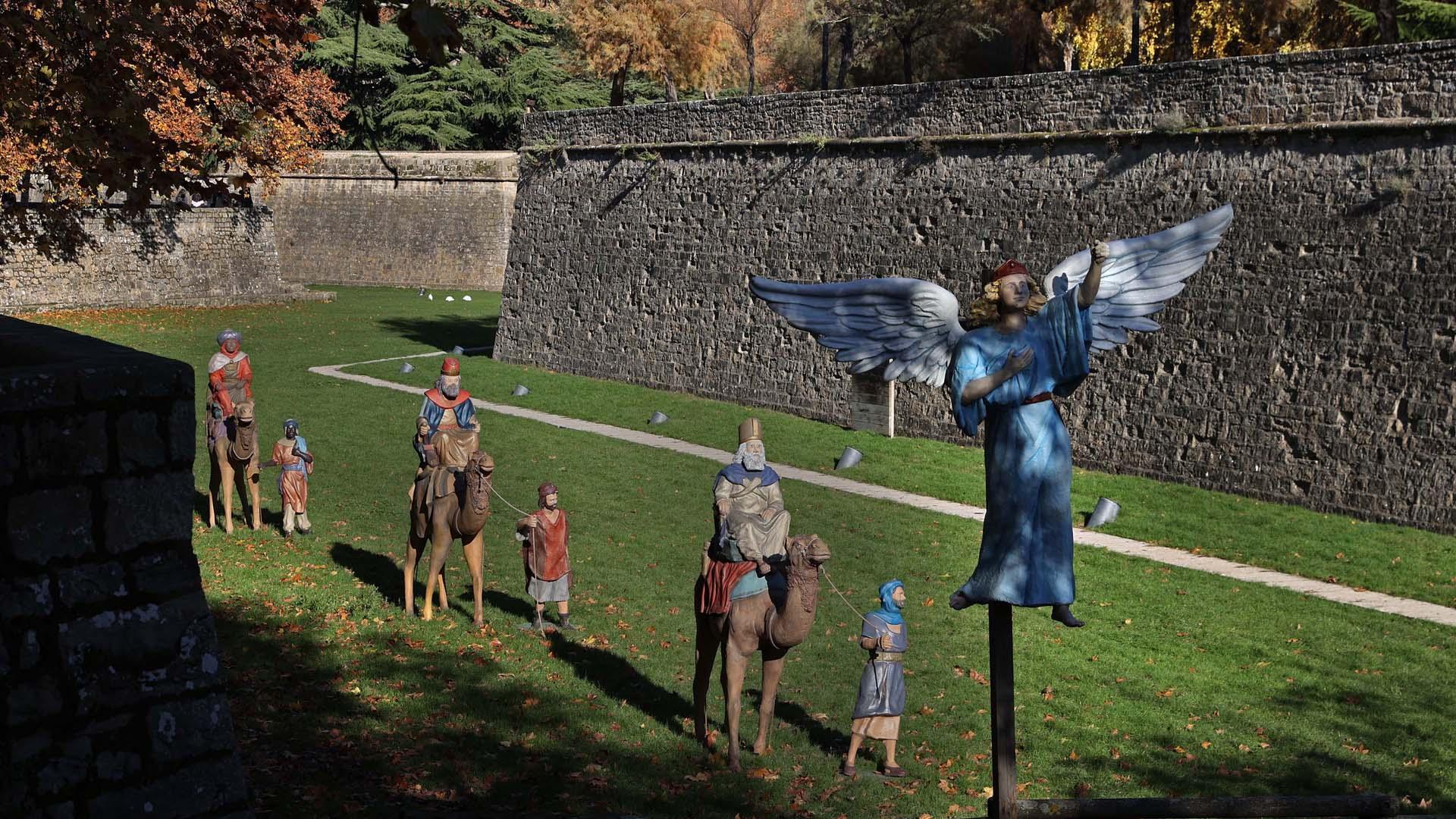 Las figuras de los Reyes Magos siguen al Ángel