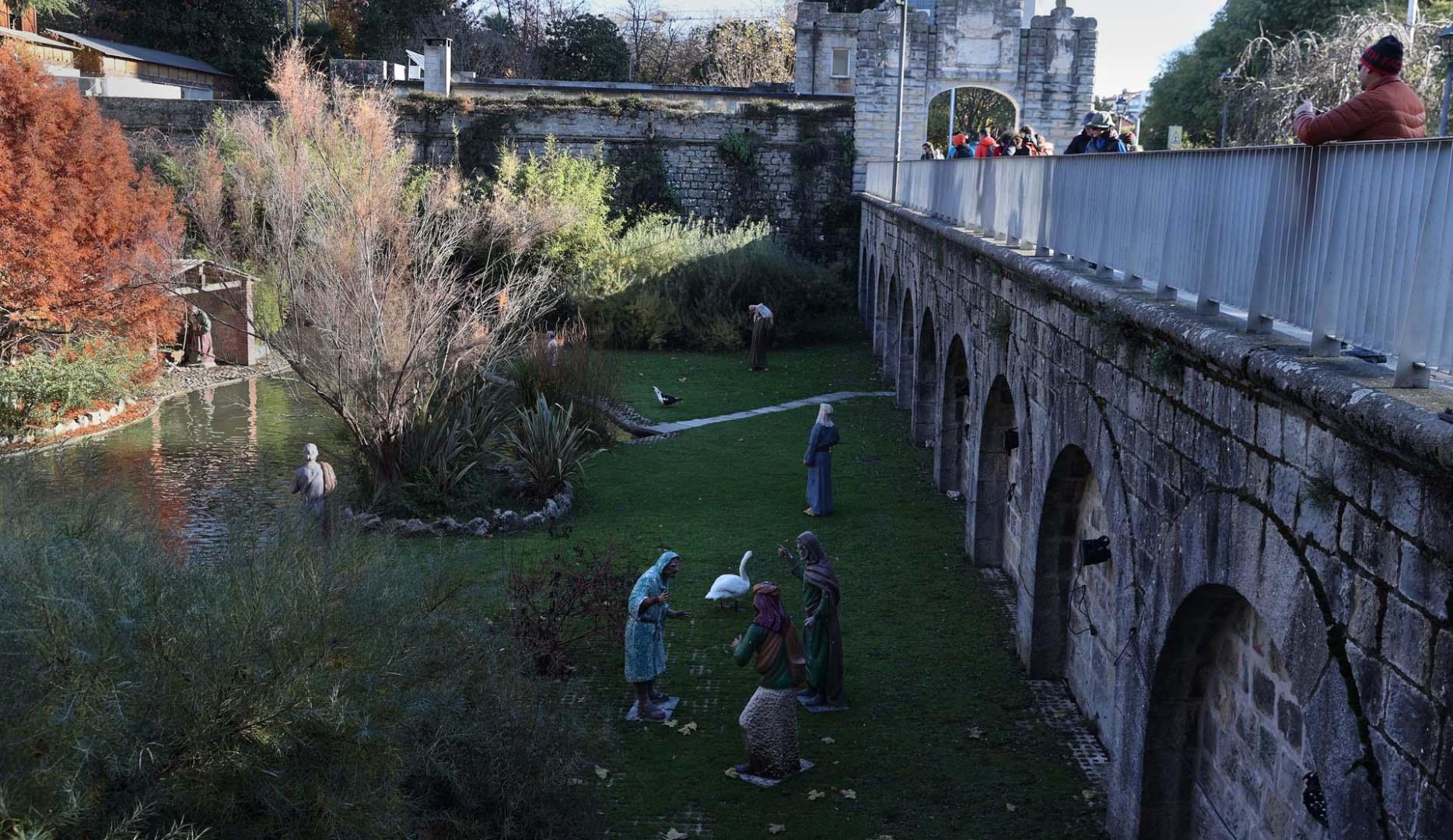 El estanque de los patos se llena de figuras navideñas