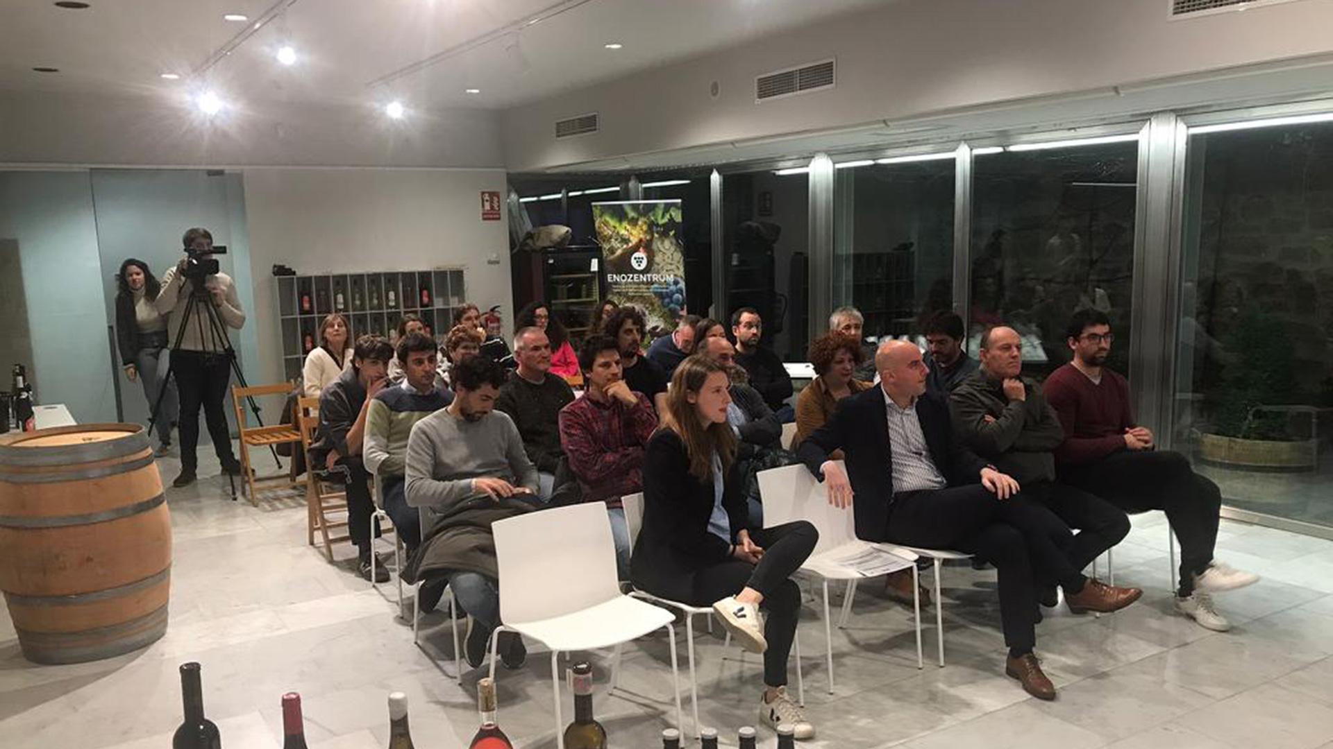 Los asistentes a la presentación de la nueva Academia Vivid en el acto celebrado en Olite.