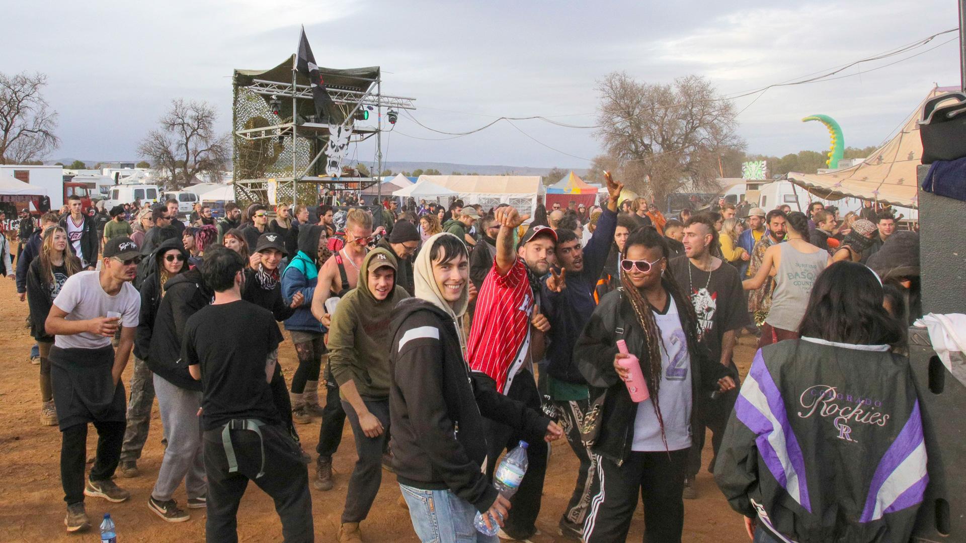 Varios asistentes este lunes a la fiesta rave ilegal de La Peza (Granada), que se celebra desde el pasado 30 de diciembre y reúne a más de un millar de personas
