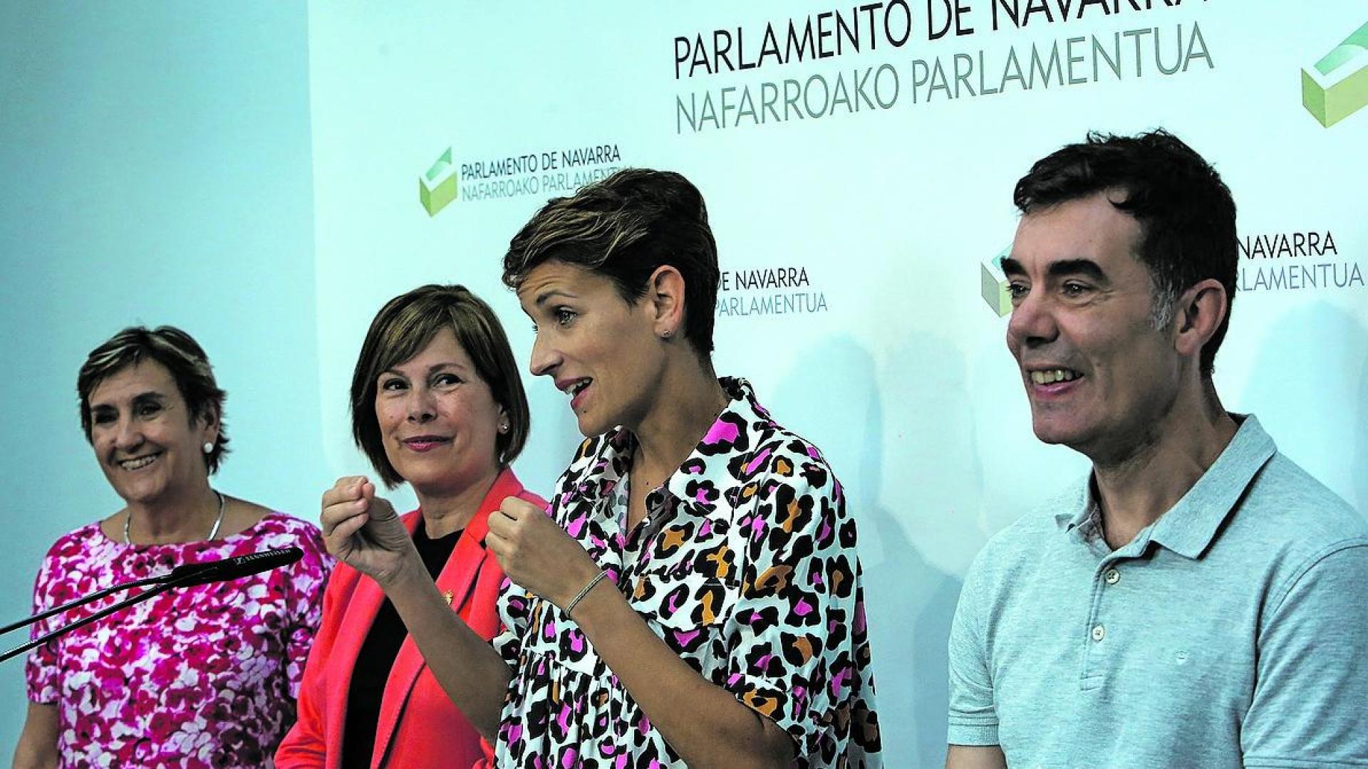 Marisa de Simón (I-E), Uxue Barkos (Geroa Bai), María Chivite (PSN) y Eduardo Santos (Podemos), el día en el que presentaron el acuerdo programático en el Parlamento, el 5 de julio de 2019