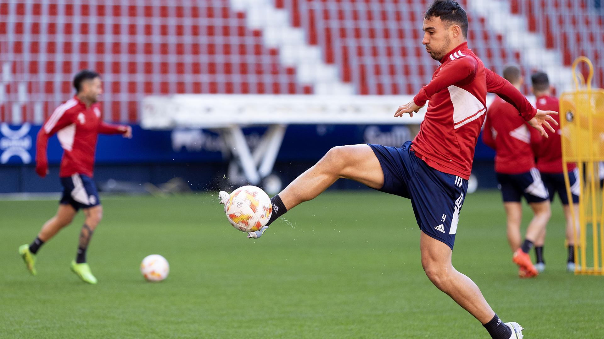 Unai García controla el balón durante el entrenamiento de este miércoles en El Sadar.