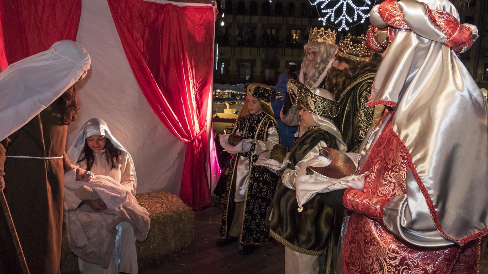 Un momento de la adoración al Niño Jesús por parte de los Reyes Magos en la plaza de los Fueros durante la cabalgata del año 2019.
