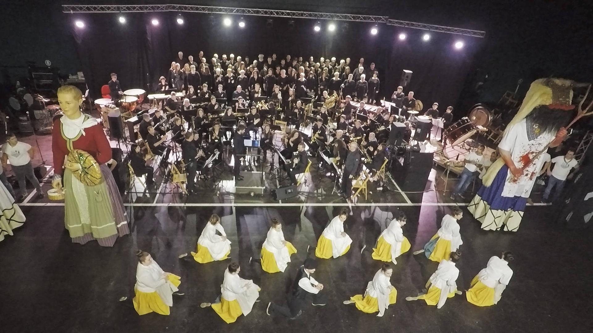Gigantes y dantzaris, con la banda Haize Berriak de fondo, durante la actuación de despedida del año 2022.