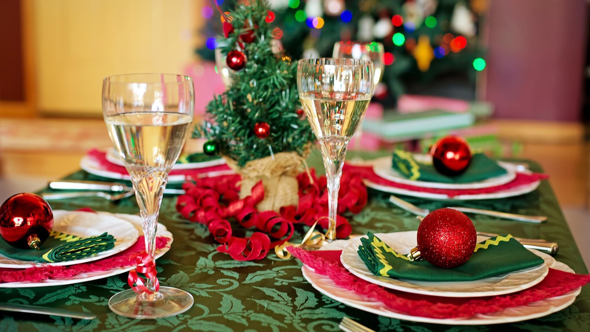 Una mesa preparada para una comida de Navidad