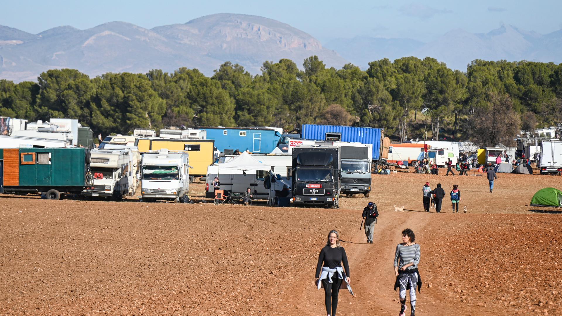 Los asistentes a la 'rave' de La Peza empiezan a desmontar la fiesta ilegal mientras la Guardia Civil refuerza los controles para forzar la marcha de los asistentes