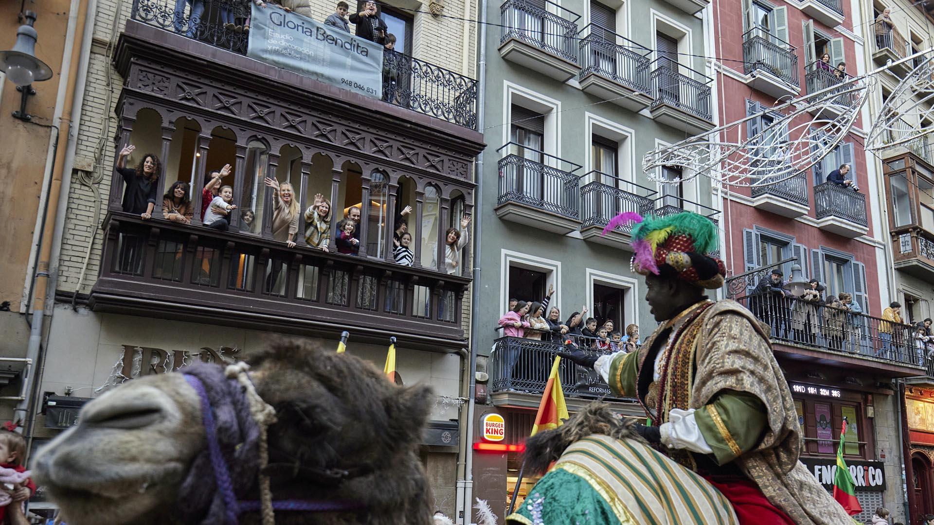 Los eyes Magos entran en Pamplona y acuden al Ayuntamiento a saludar al alcalde y a los niños pamploneses.