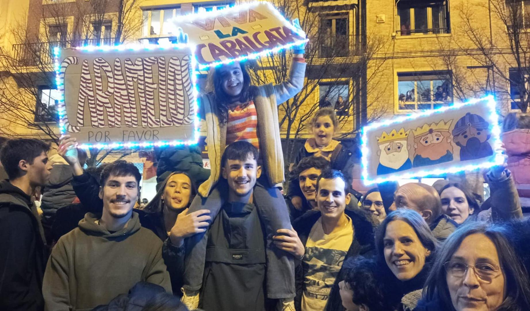 Carteles luminosos de las familias Lizarraga Lizarraga, San Emeterio Lizarraga, Lizarraga Martí durante la Cabalgata de Pamplona.