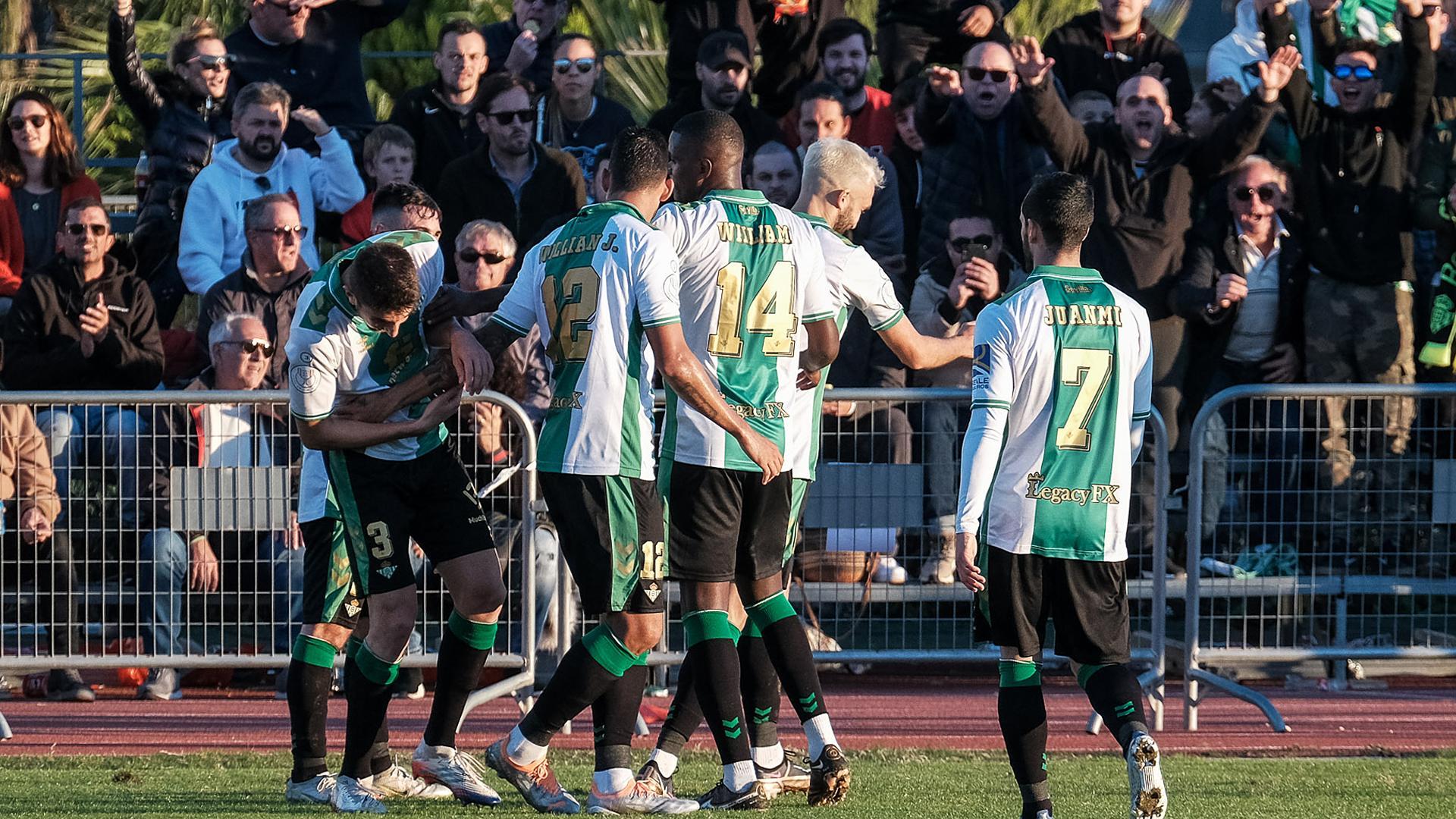 Los jugadores del Betis celebran uno de los tantos marcados al Ibiza Islas Pitiusas.