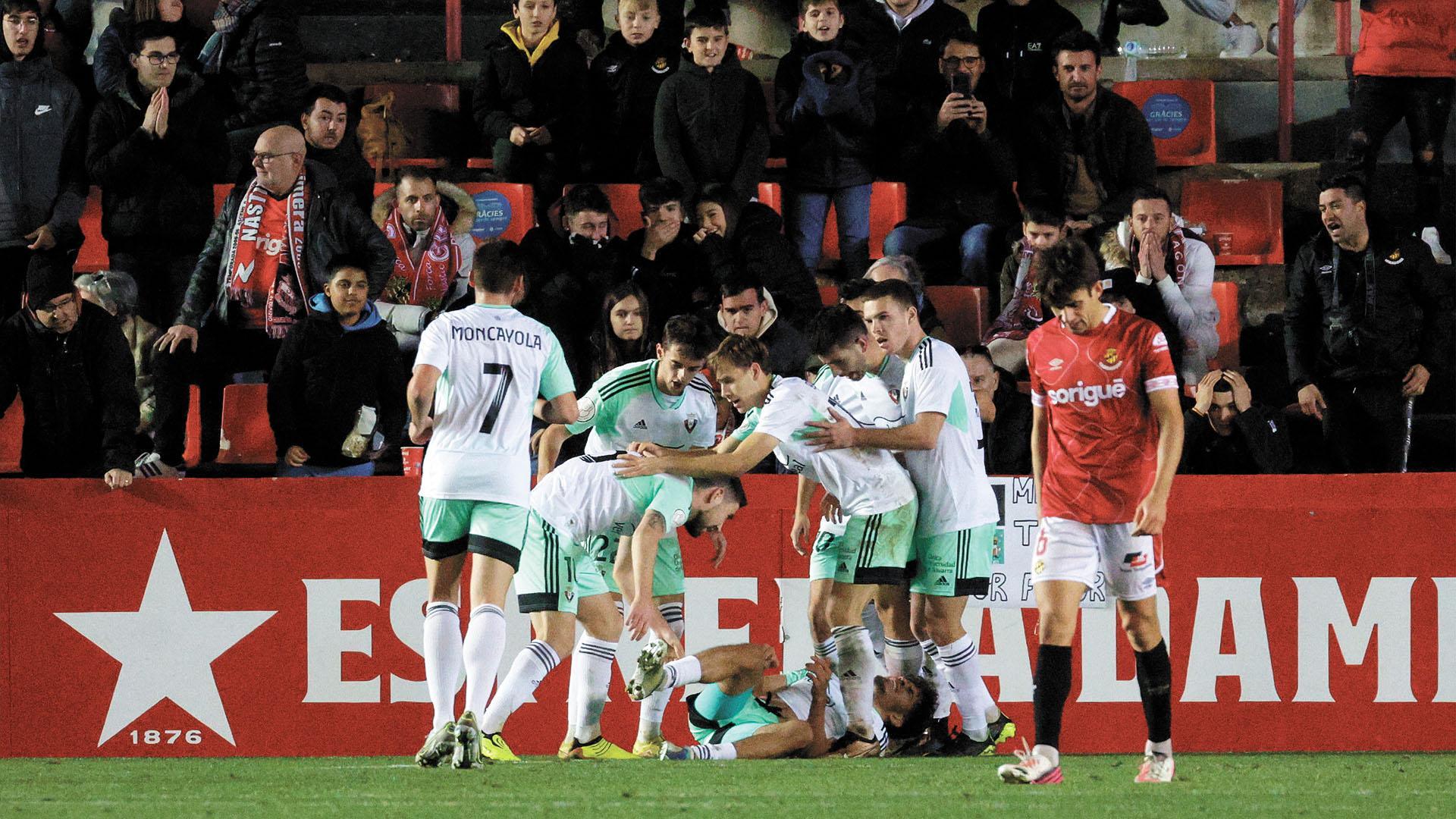 Abde, que en la imagen está en el suelo, resultó lastimado tras provocar el 1-2, anotado por Eric Montes en propia puerta tras una acción del marroquí. Los jugadores de Osasuna le rodean celebrando el gol.