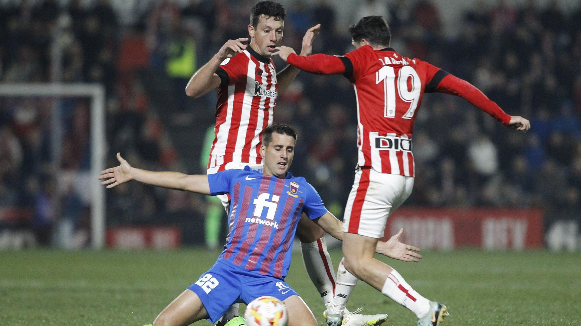El jugador del Eldense Ortuño pelea el cuero a Zárraga y Vesga durante el partido.