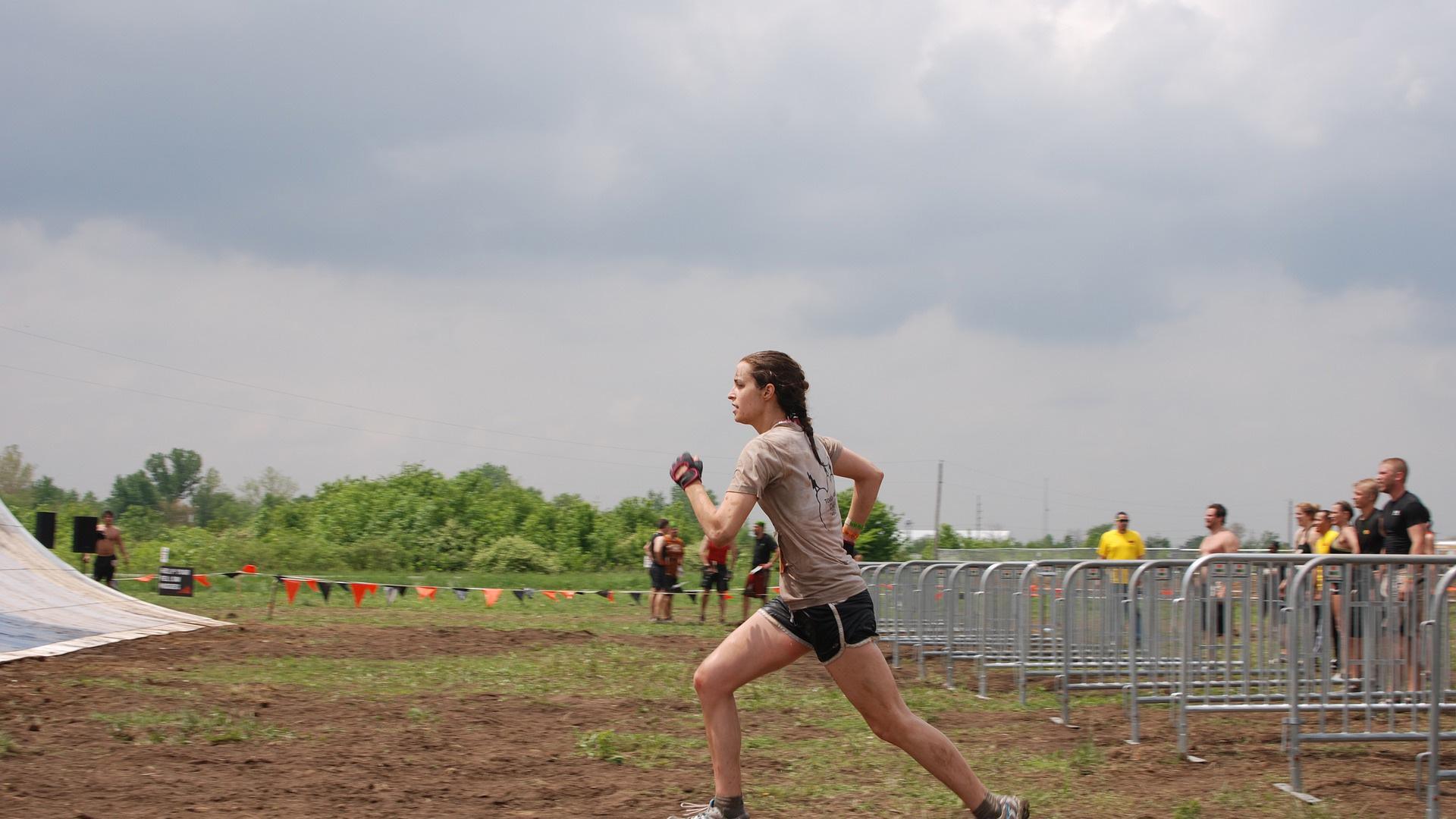 Una joven, corriendo