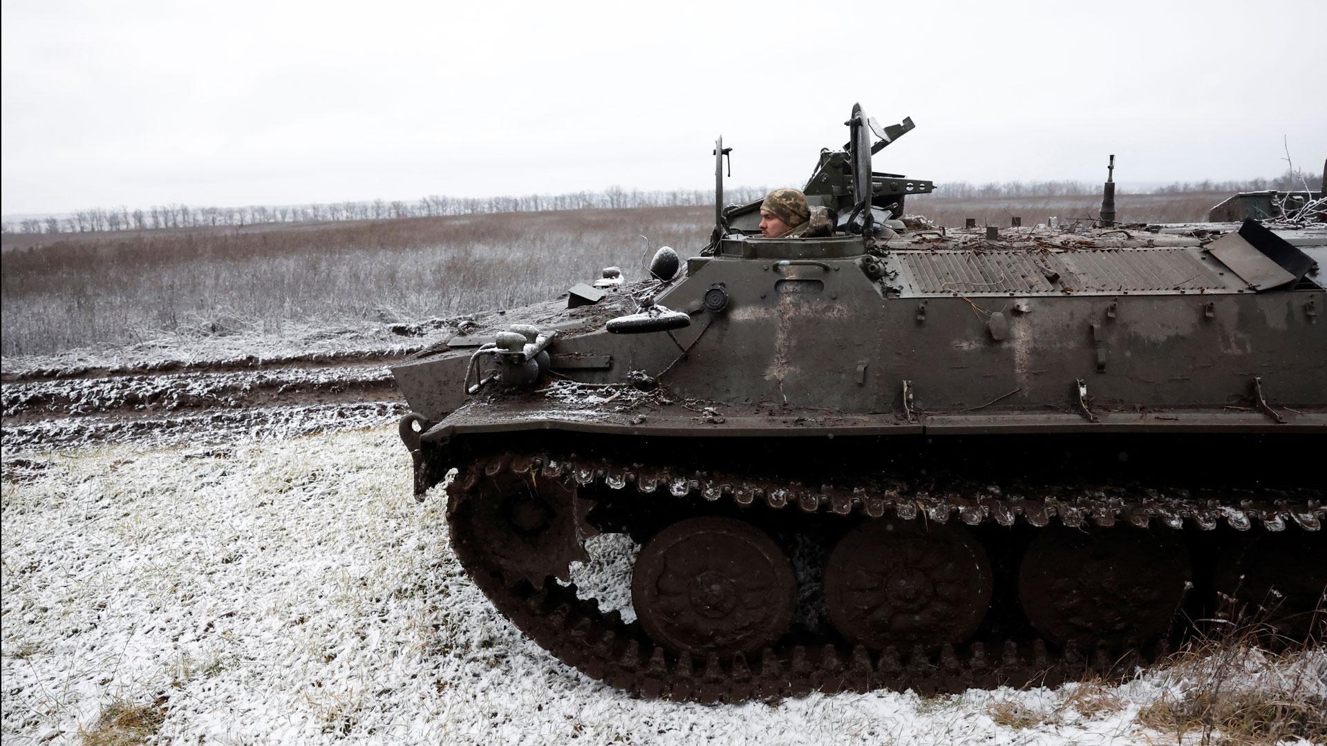 Un tanque ucraniano en la línea del frente durante un alto el fuego anunciado por Rusia por el período de la Navidad ortodoxa