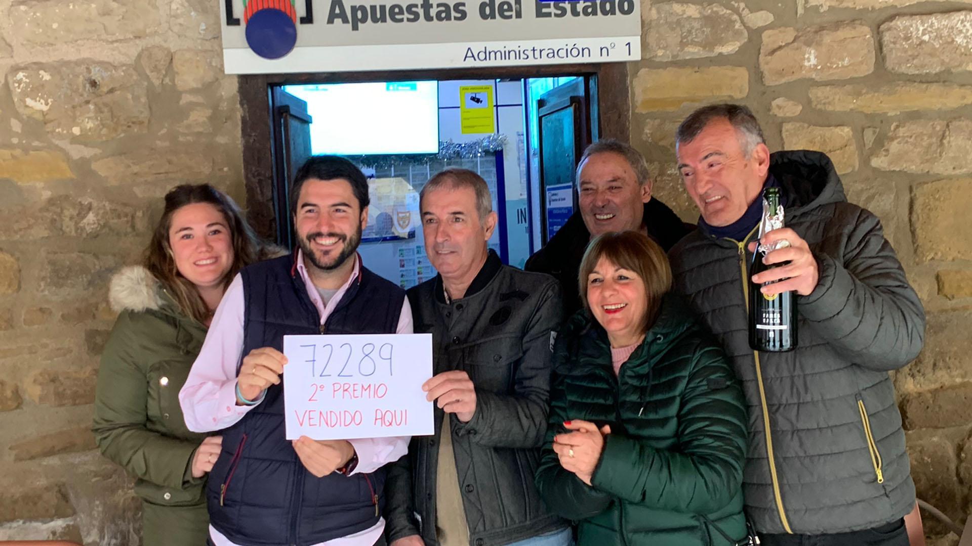 Iván Valenzuela (segundo por la izqda), responsable de la Administración, con amigos, clientes y familiares