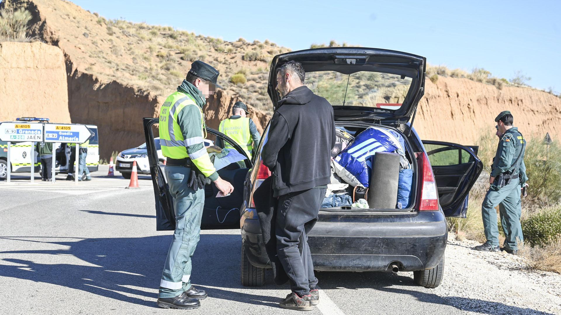 La Guardia Civil, controlando a los asistentes