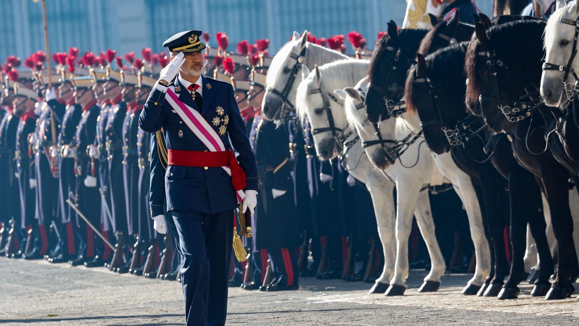 El rey Felipe VI pasa revista a las tropas durante la celebración de la Pascua Militar este viernes en la plaza de la Armería de Madrid, frente al Palacio Real
