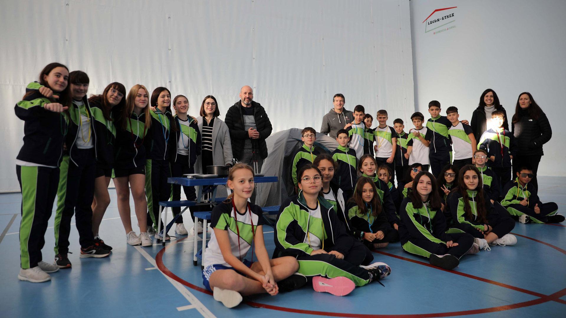Alumnos de 1º de ESO (12 años) del colegio Luis Amigó posan con profesores y miembros de la Asociación de Esclerosis Múltiple