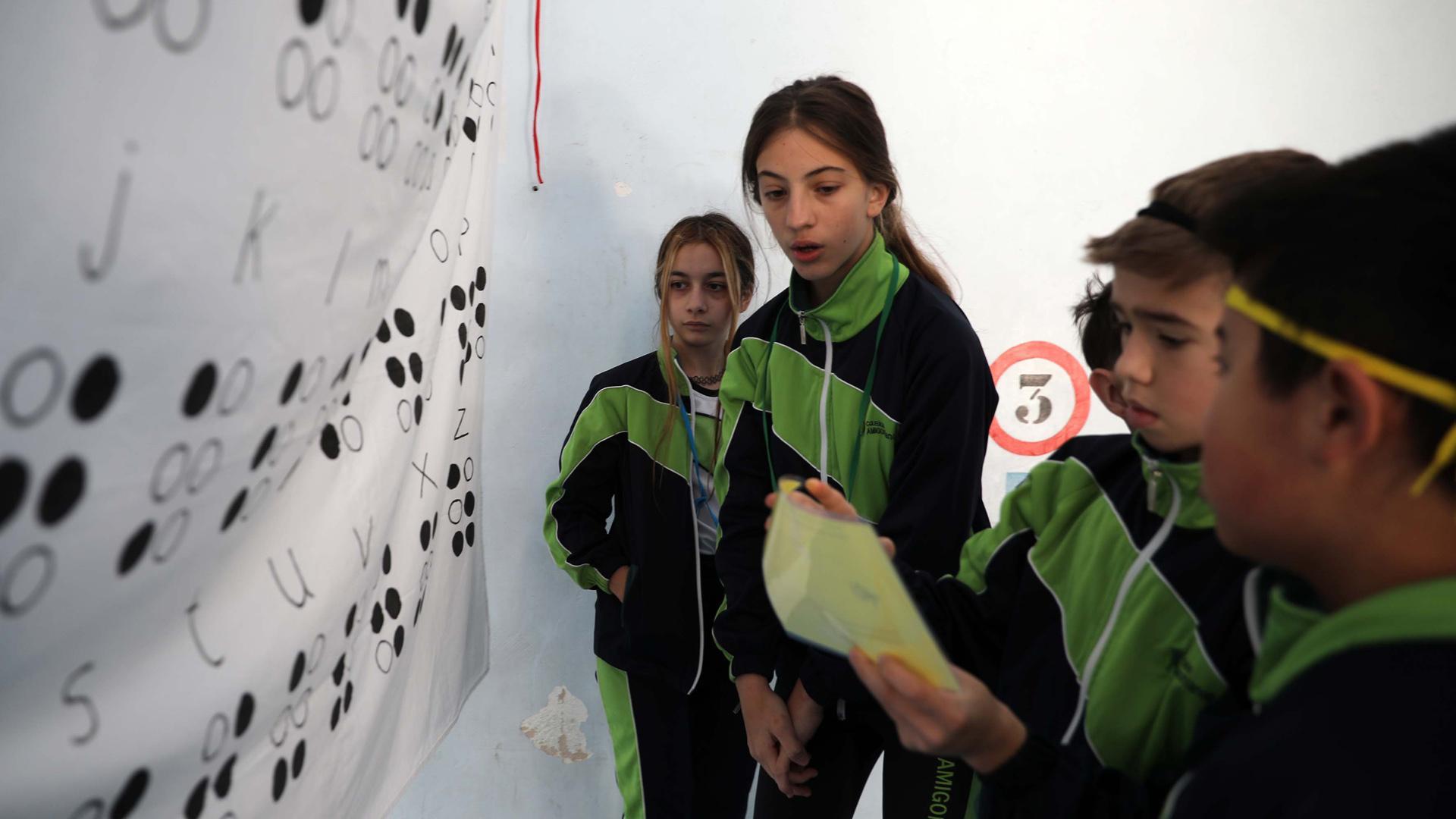 Escolares, descifrando el código del alfabeto ‘Braille’