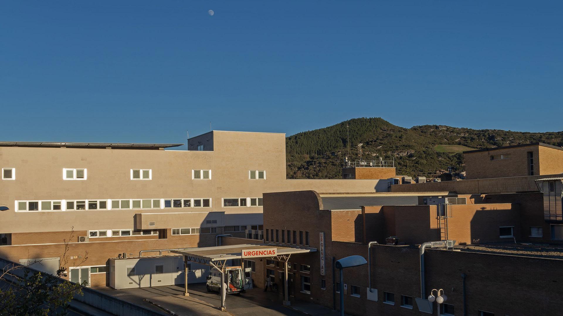 Vista de la zona de acceso a las Urgencias del Hospital García Orcoyen de Estella