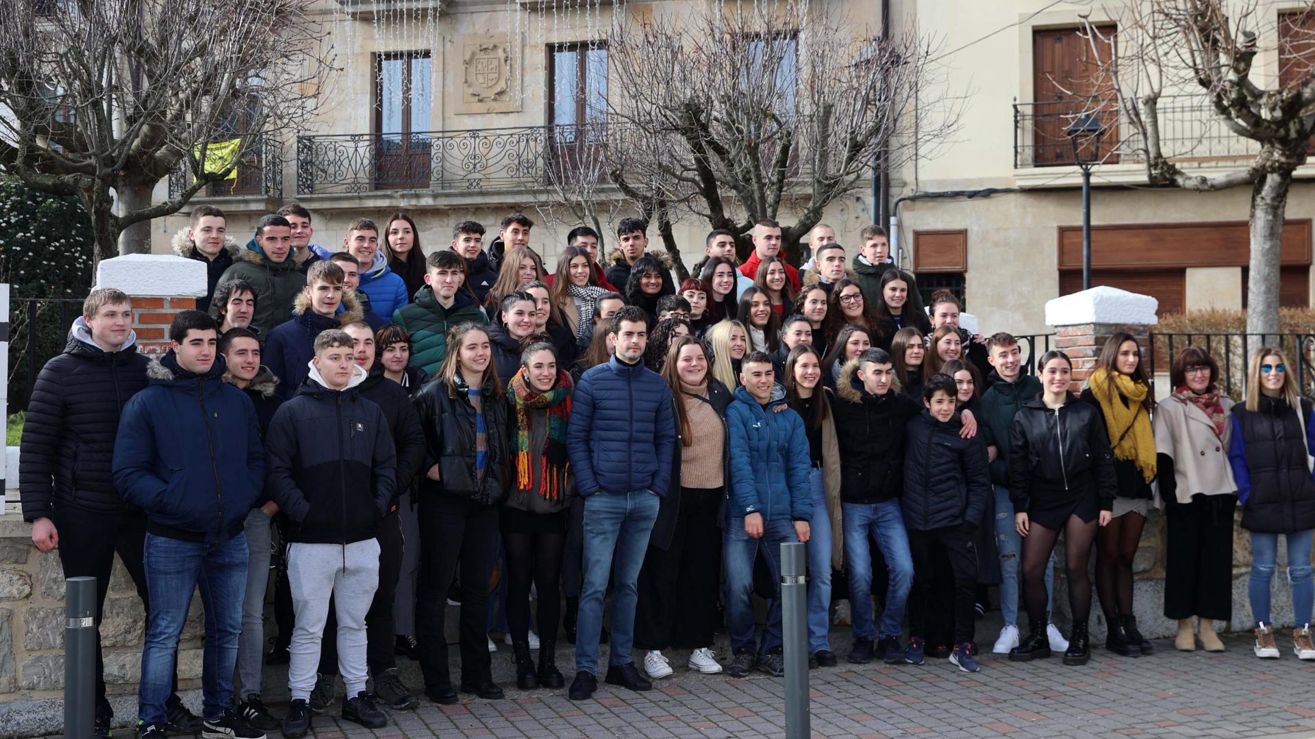 La quinta que este año alcanzará los 19 años de edad junto al alcalde y las encargadas de enseñar el zortziko.