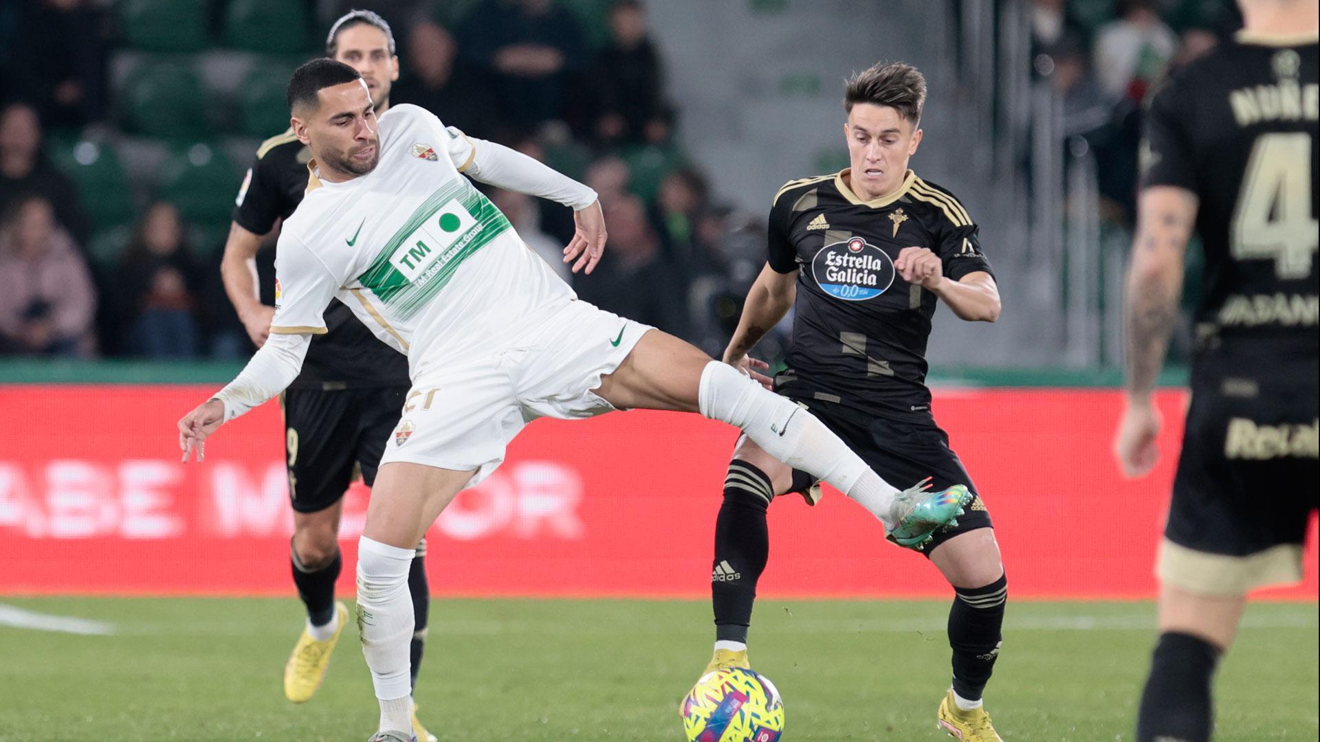 El centrocampista del Elche Omar Mascarell disputa un balón con Franco Cervi, centrocampista argentino del Celta
