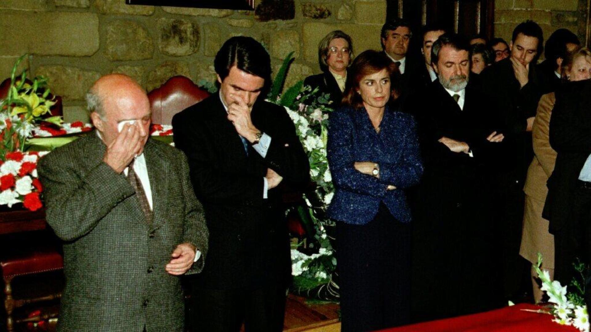 Aznar, Ana Botella y Jaime Mayor Oreja, en la capilla ardiente del concejal del PP José Ignacio Iruretagoiena