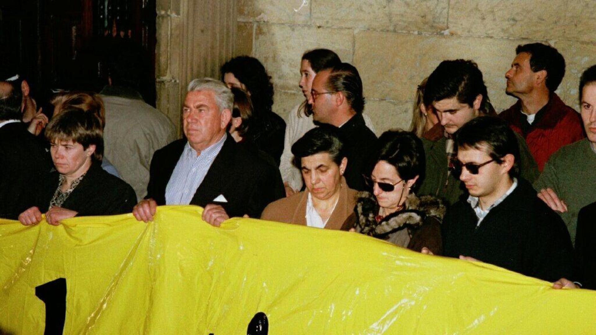 La familia de Jose Ignacio Iruretagoyena participo en  la manifestación de protesta por el asesinato del edil guipuzcoano