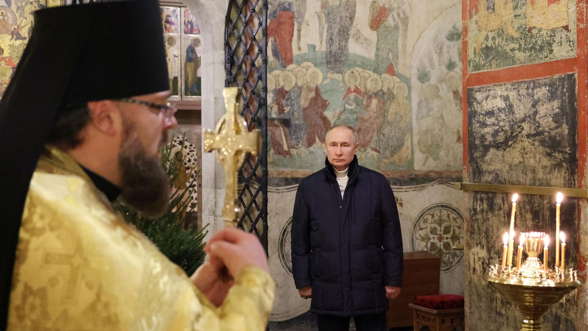 El presidente ruso, Vladimir Putin, asiste al servicio de Navidad ortodoxo en el Kremlin en Moscú