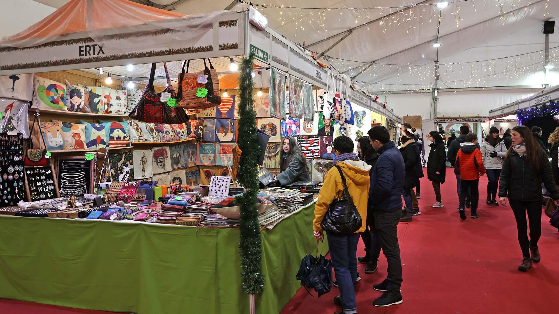 Una de las comerciantes atiende a una clienta