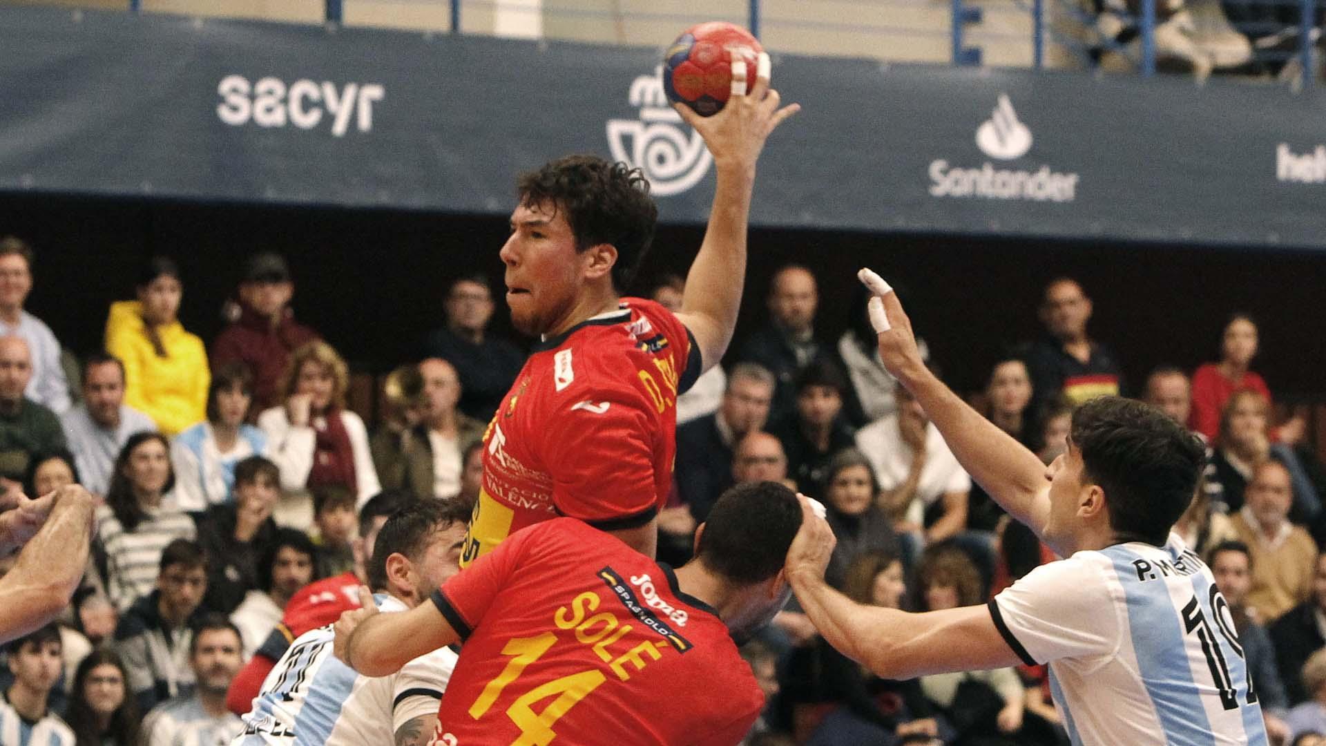El jugador de España Dujshebaev se eleva ante la defensa argentina durante el partido del Torneo internacional de balonmano que España y Argentina disputan este sábado en Benidorm.