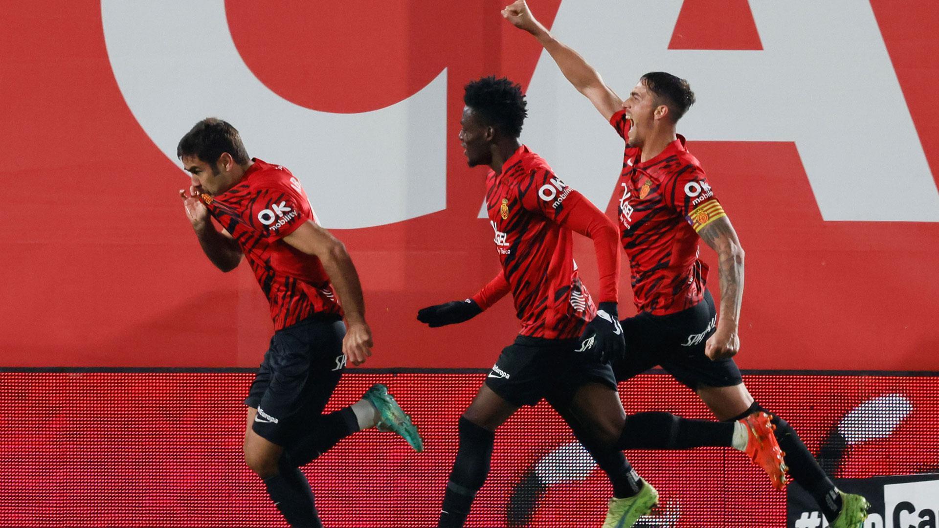 El delantero del Mallorca, Abdón Prats, celebra con sus compañero el gol que ha dado la victoria al equipo balear frente al Valladolid