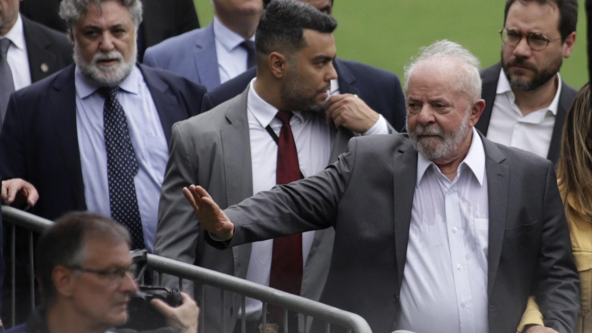 Lula da Silva deja el estadio Vila Belmiro en Santos, Brasil, después de asistir al funeral de Pele