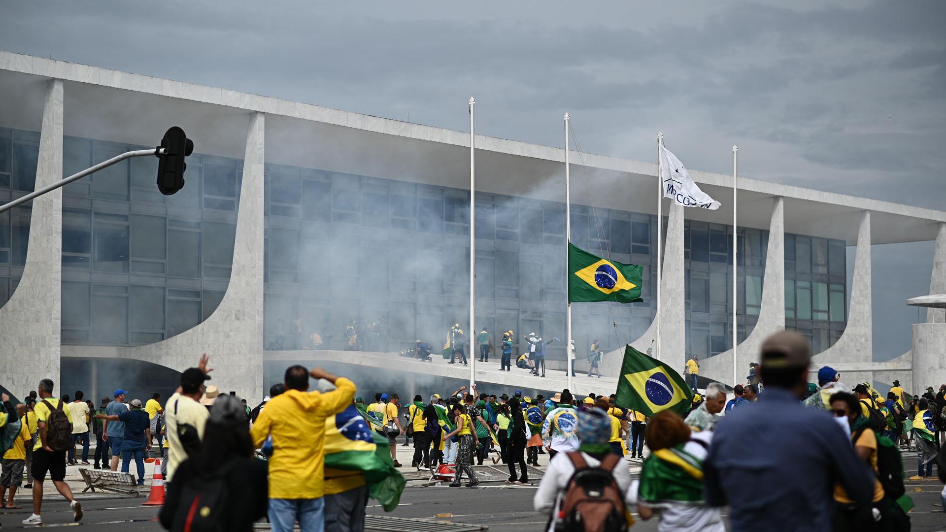 Manifestantes contra los resultados electorales y el gobierno del recién posesionado presidente Lula da Silva invaden el Congreso Nacional