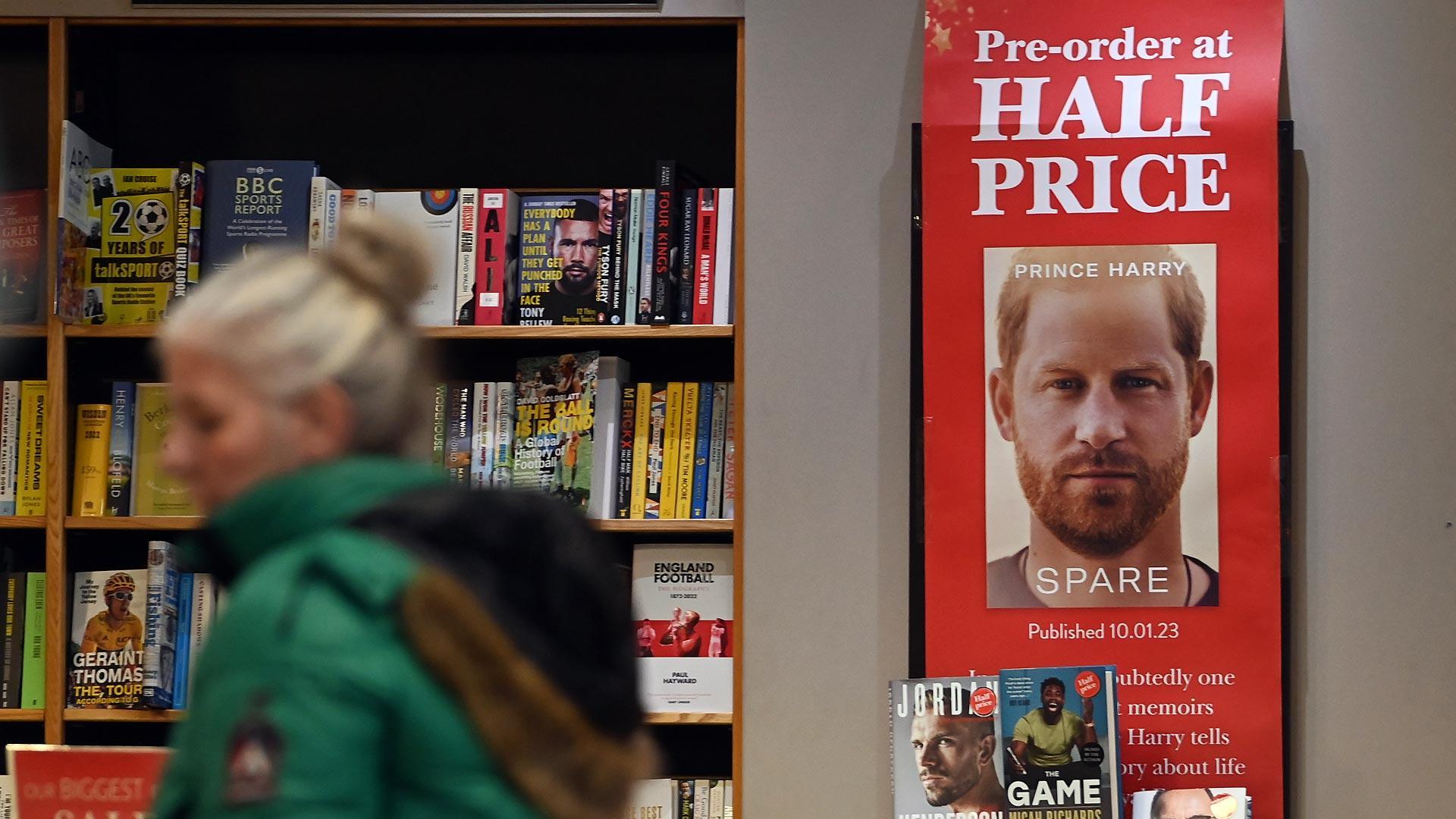 Un anuncio del libro de las memorias del príncipe Harry, en una librería de Londres