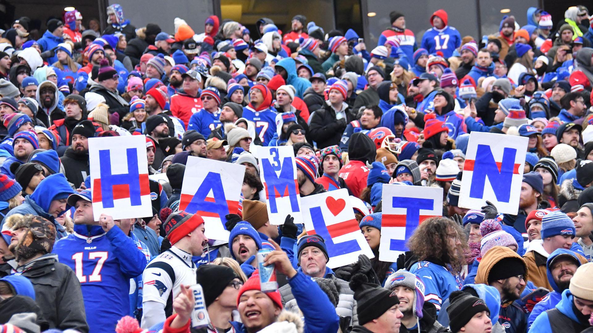 Aficionados de los Bills, con mensajes de apoyo a Damar Hamlin