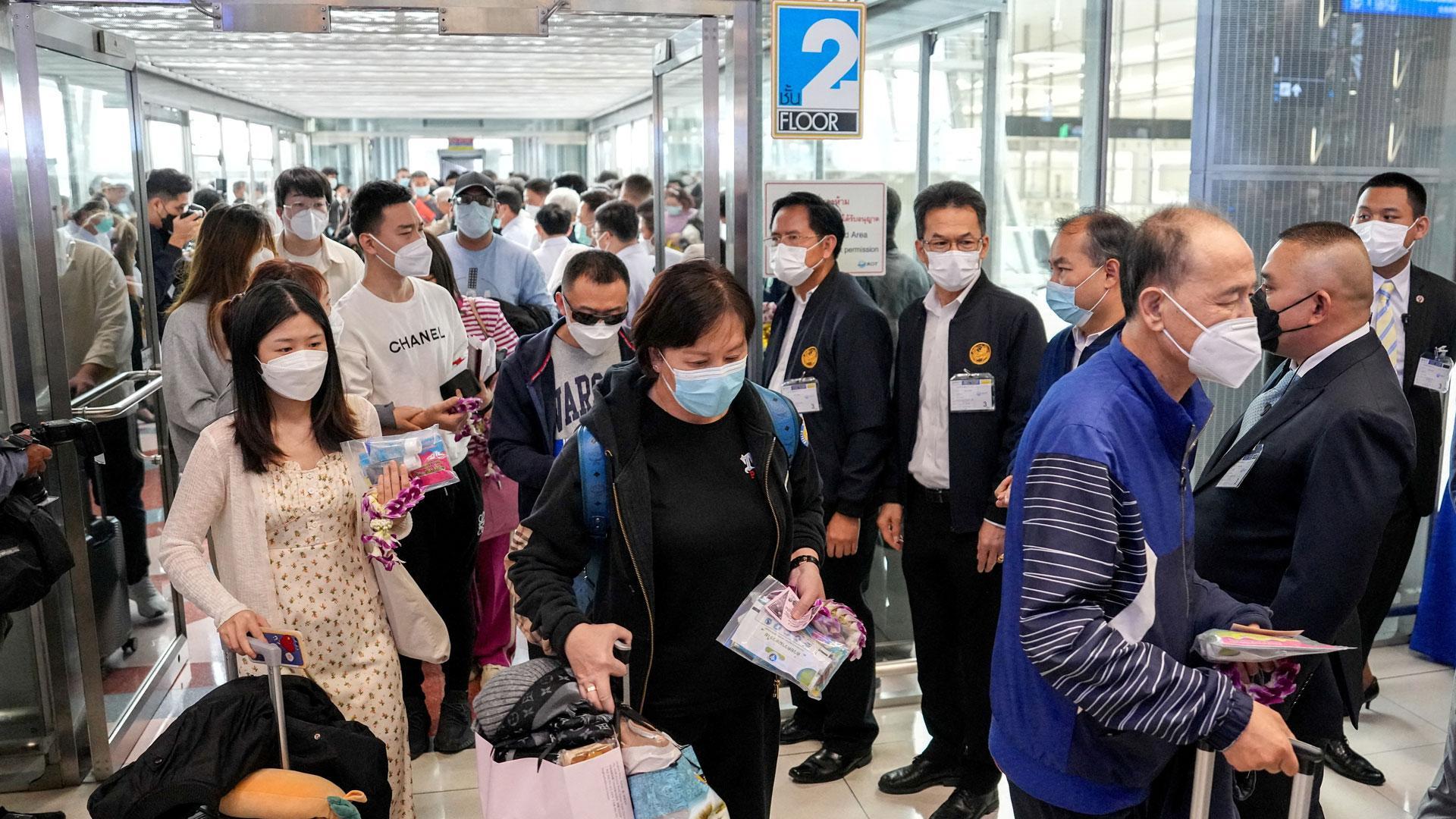 Pasajeros con mascarilla en un vuelo procedente de China