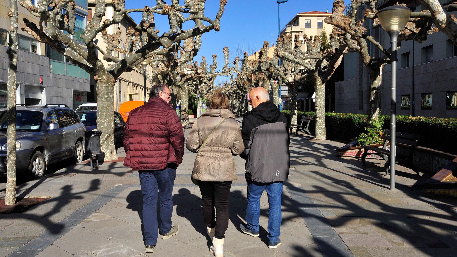 Tres personas mayores caminan ayer por el paseo de Tafalla. El envejecimiento activo es uno de los objetivos que se persigue con la consecución del centro de día
