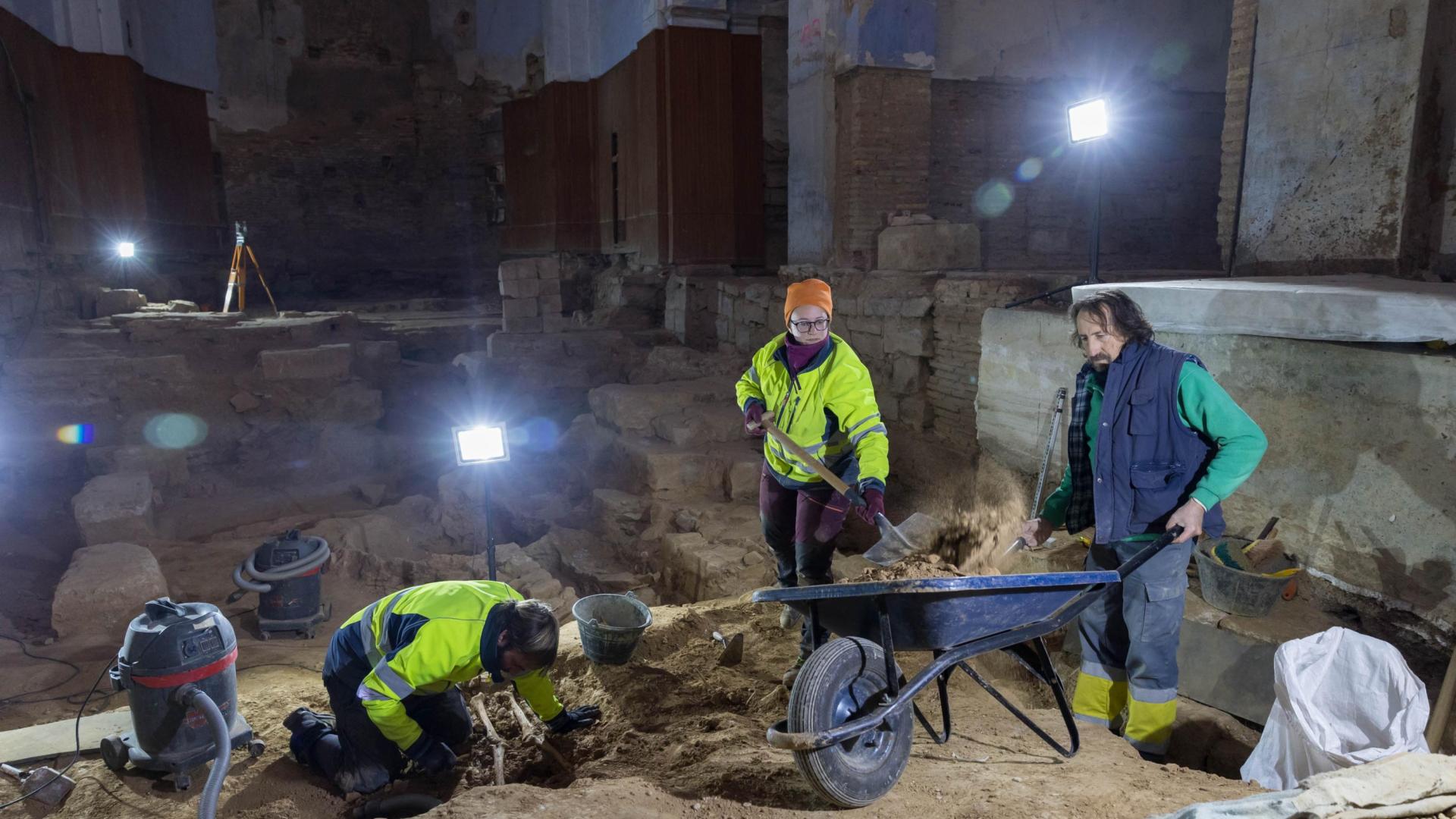 A: BLANCA ALDANONDO
F: 10/01/2023
P: DE IZDA. A DCHA.; AITOR ALZUETA CHIVITE, NEREA SOTO URIZ Y JUANJO BIENES CALVO
L: TUDELA
T: EXCAVACION ARQUEOLOGICA EN LA ANTIGUA IGLESIA DE SAN NICOLAS ANTES DE LAS OBRAS DE REHABILITACION