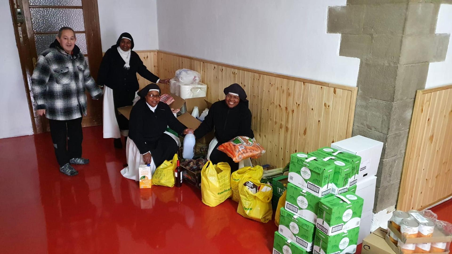 Eleuterio Remón Iso junto a varias de las monjas Comendadoras del Espíritu Santo de Sangüesa