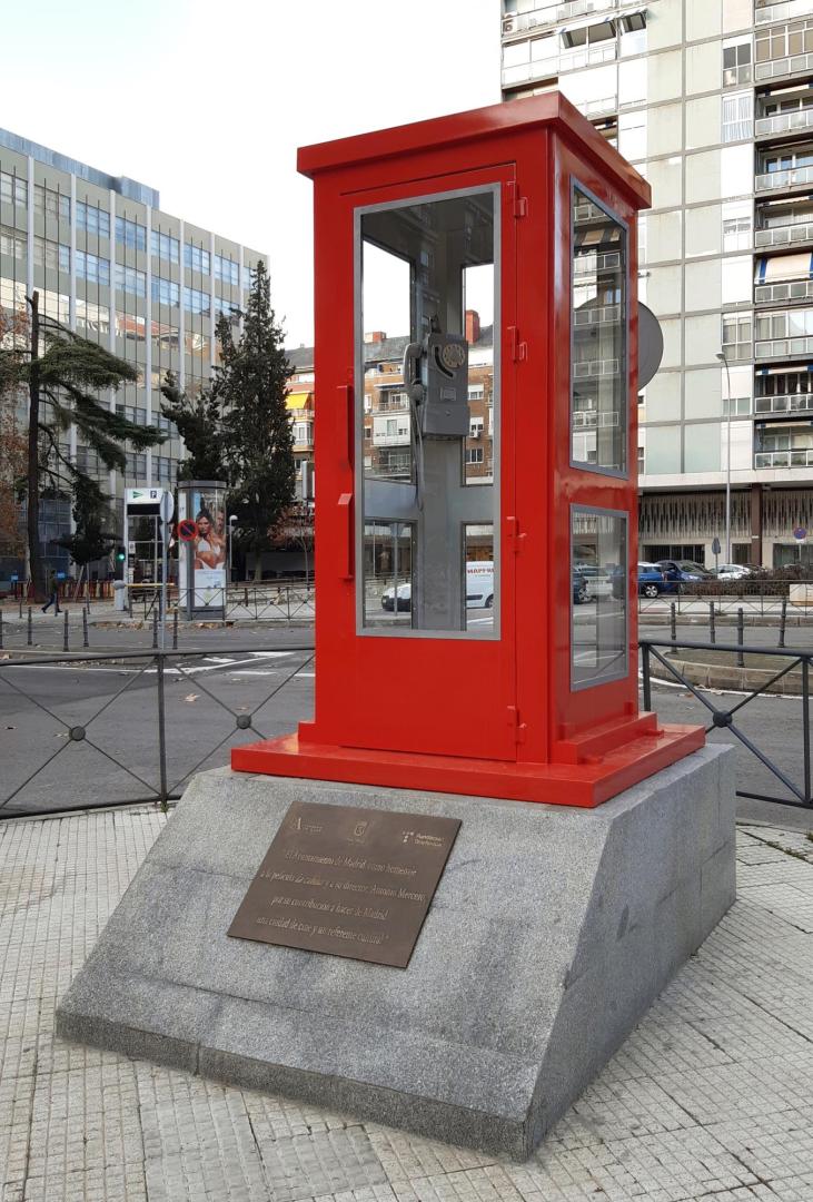 Cabina telefónica en homenaje al realizador Antonio Mercero, situada en el distrito de Chamberí, en Madrid