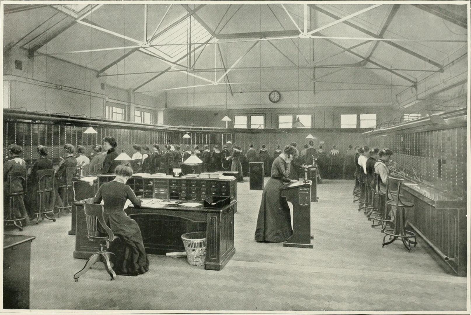 Operadoras de telefonía trabajando en una centralita de Londres hacia 1902