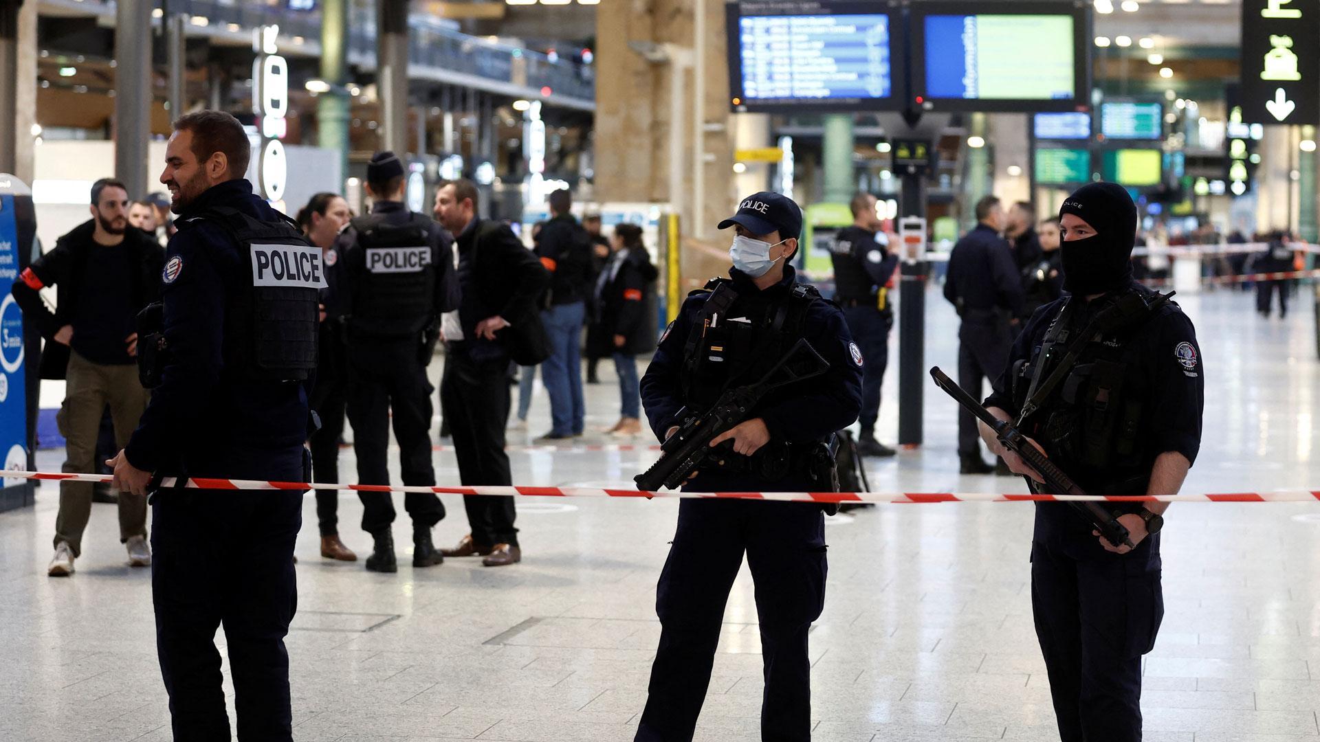 Agentes de la policía francesa en la estación de tren Gare du Nord de París en la que se ha producido un ataque con arma blanca