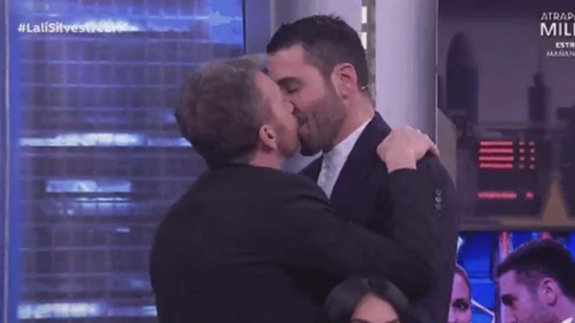 Pablo Motos y Miguel Ángel Silvestre repitieron beso este martes en 'El Hormiguero'